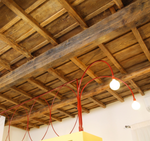 Zona living dettaglio soffitto